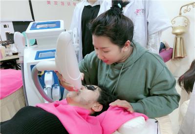 在大学周边开那种形式的美容店更具优势？