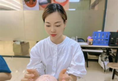 学美容美发月入过万现实吗？